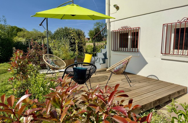 Quiet apartment near Bayonne & beaches. Panoramic view, private terrace, BBQ.