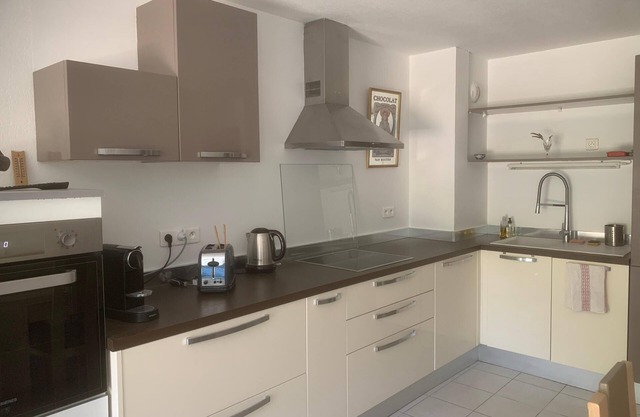 Quiet apartment, sleeps 4, garden-wi-fi parking