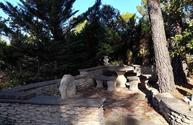 Quiet apartment under the large cedar tree with breathtaking views of the Luberon.