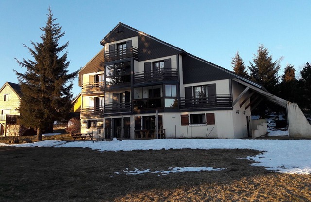 Quiet apartment with parking in Super Besse
