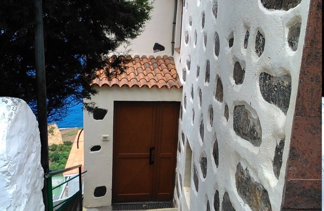 Quiet apartment with sea views