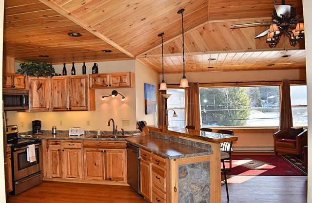 Quiet, Bright, Open, Rustic Next to Park and Pond with Mountain Views! Apt 201