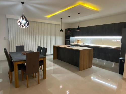 Quiet Comfort 3-Bedroom Apartment - Ideal for Families and Business - Near Airport