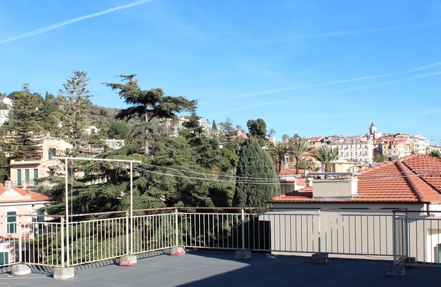 Quiet, comfortable apartment just 10 minutes from the beach