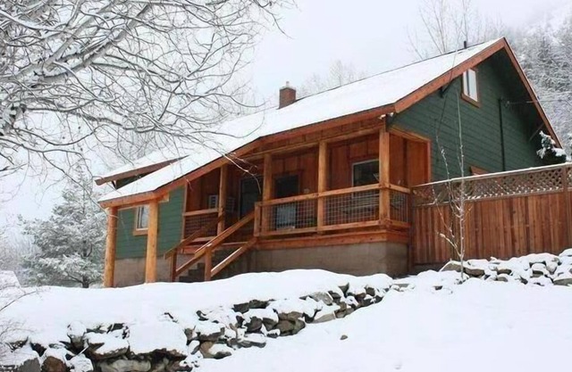 Quiet Comfy Home with Private Hot Tub and Views of the Gondola and Mountain