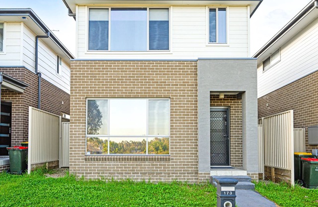 Quiet & Convenient Adorable Modern 4 Br House