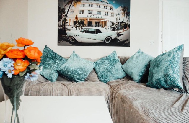 Quiet, cosy apartment 7 mins from Leeds with Free Wifi, Netflix and parking