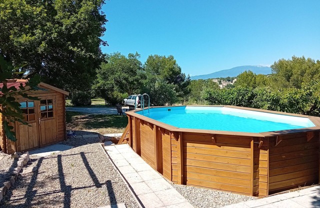 Quiet cottage in the countryside facing Mont Ventoux