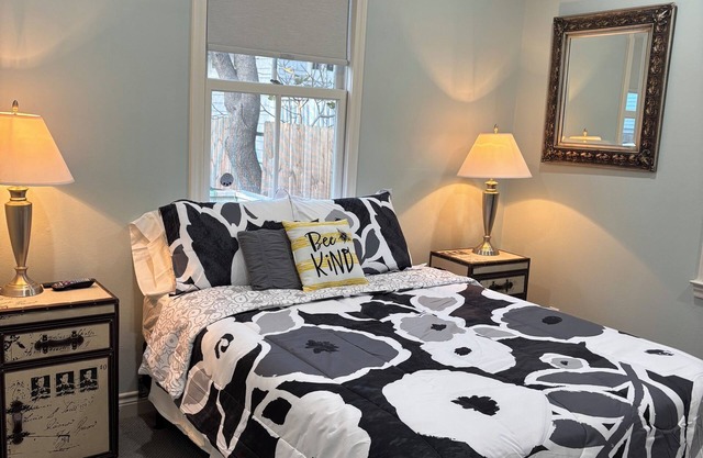 Quiet Cottage 5 minutes to Beach or Strand, Fenced yard and off street parking.