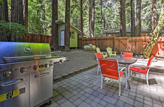 Quiet Cottage w/ Redwood Forest Views & Deck!