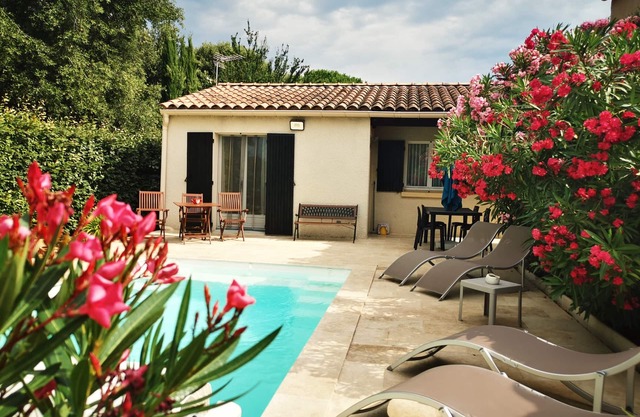 Quiet cottage with heated pool