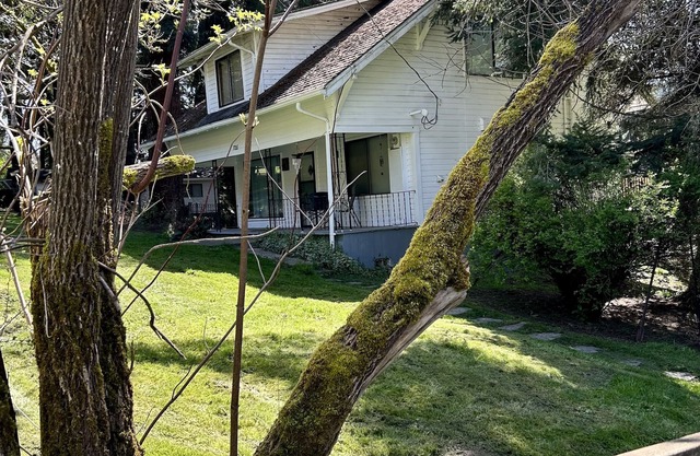 Quiet country farmhouse, the scenery says it all - near Beaver PGE Power Plant.