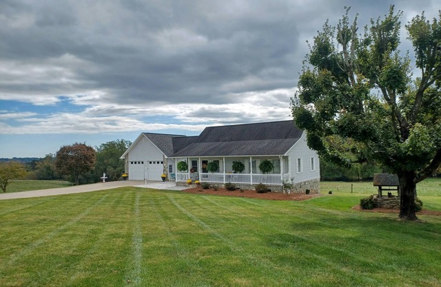 Quiet Country Home, Wineries, Blue Ridge Mtns, Views, Walkable Trails with Pond