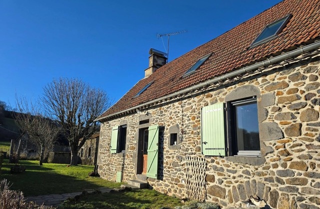 Quiet country house in the Cantal. Pets welcome.