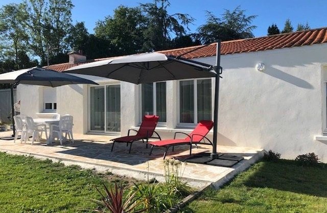 Quiet countryside cottage with pets allowed, parking and wifi