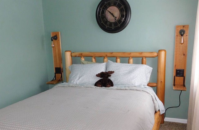 Quiet, Cozy Cottage moments from downtown Traverse City, hiking, ski, water