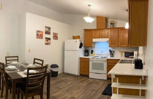 Quiet, Cozy Duplex Near Hospitals with a Mountain View