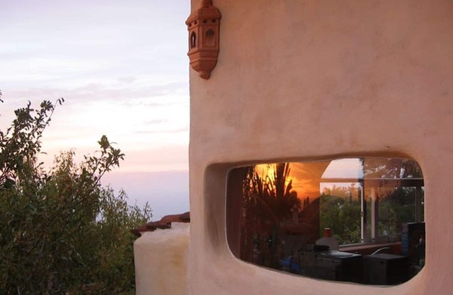 Quiet, cozy vacation home in an orchard. Hiking trails from the house
