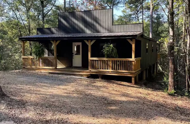 Quiet, Creekside Home with Rain Spa Showernn