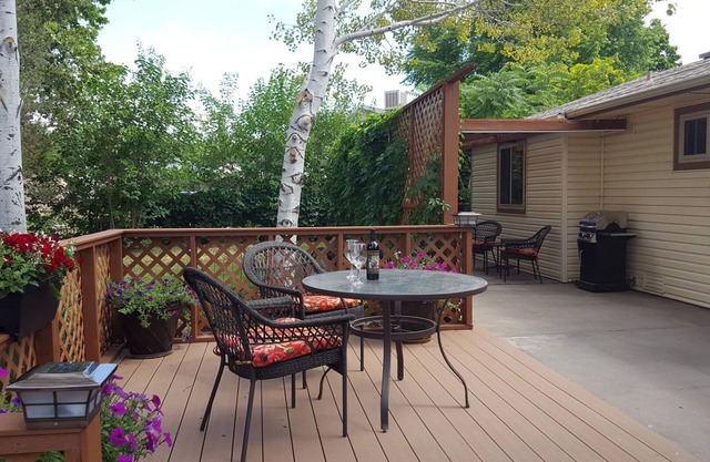 Quiet cul-de-sac 3 BR home & patio garden