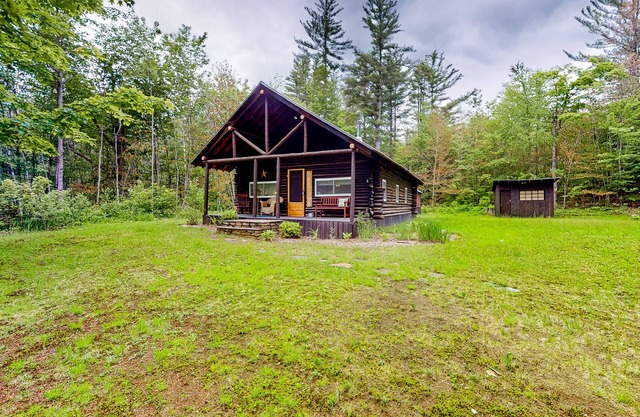 Quiet dog-friendly home with screened porch, deck, & firepit - golf nearby