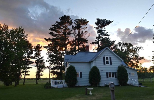 Quiet Farmhouse Retreat w/Fire Pit - Pets Welcome