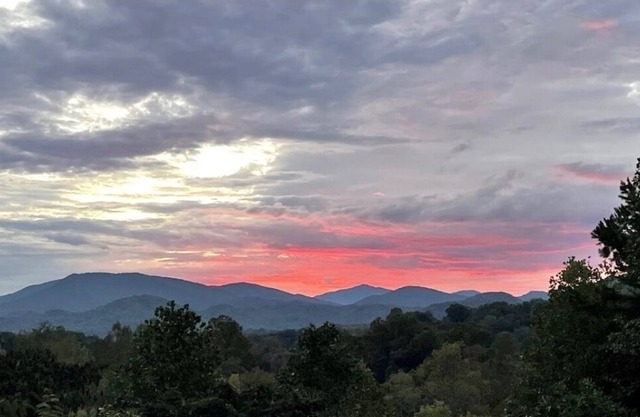 Quiet First Floor Condo with Mountain Views ~ Five Minutes from GSMNP!