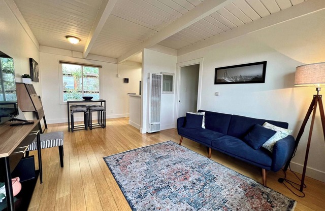 Quiet Garden Oasis | Sunset View | Parking | 1/1