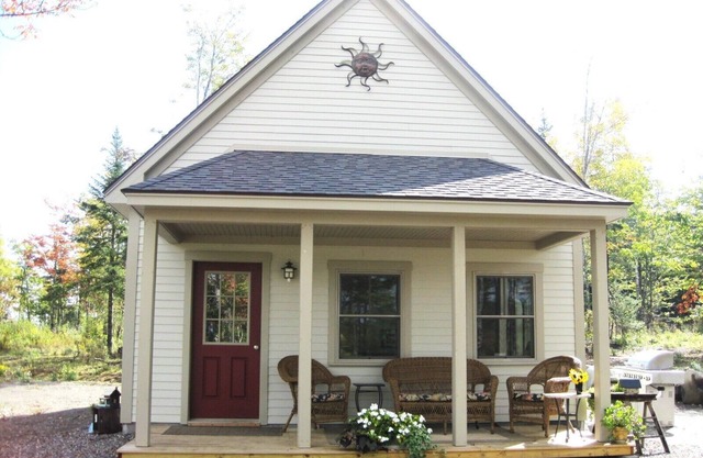 Quiet guest cottage-private setting! Hiking, boating, swimming, wildlife near.