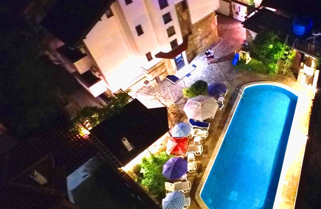 Quiet guest house with a pool 5 min from the beach!