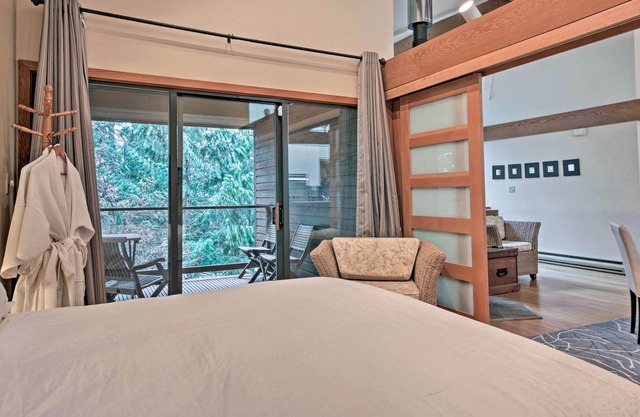 Quiet Hidden Creekside Home Steps to Sechelt Inlet