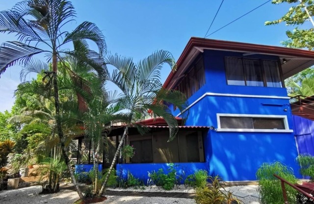 Quiet Hideaway Near Black Sand Beach, 3 bedrooms, 3 bathrooms. Sleeps 6 adults.