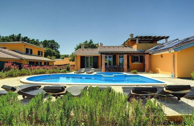 Quiet holiday house with large pool on the outskirts of Rezanci