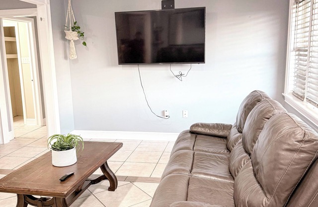 Quiet home in Kenner with AC, WiFi. Mins from everything/Airport, NOLA