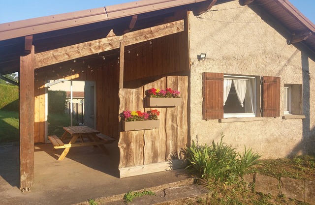 Quiet house for 4 people, games area, private bowling green, table tennis.
