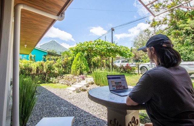 Quiet house, nature, volcano view in La Fortuna