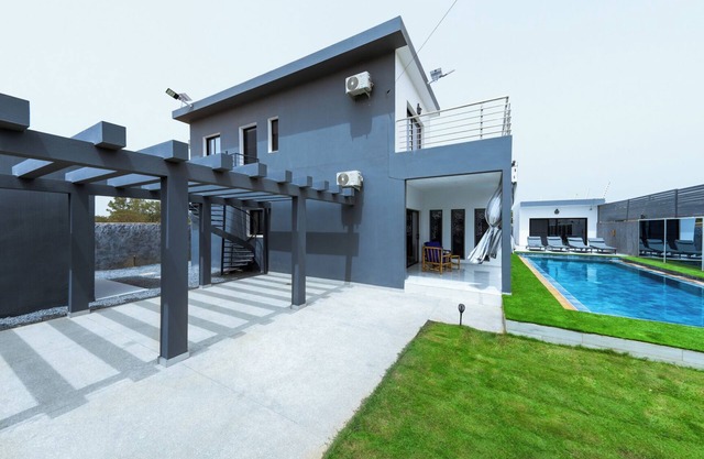 QUIET HOUSE SURROUNDED BY NATURE