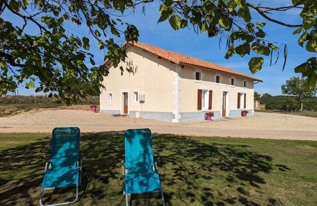Quiet house with large garden and all comforts in Charente Limousine
