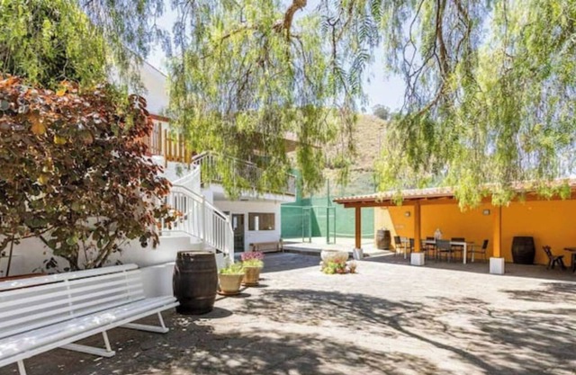 Quiet house with garden and paddle tennis court