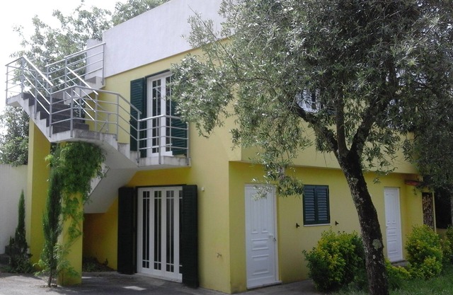 Quiet house with private garden at 45 minutes fo Porto. Unesco and Douro!