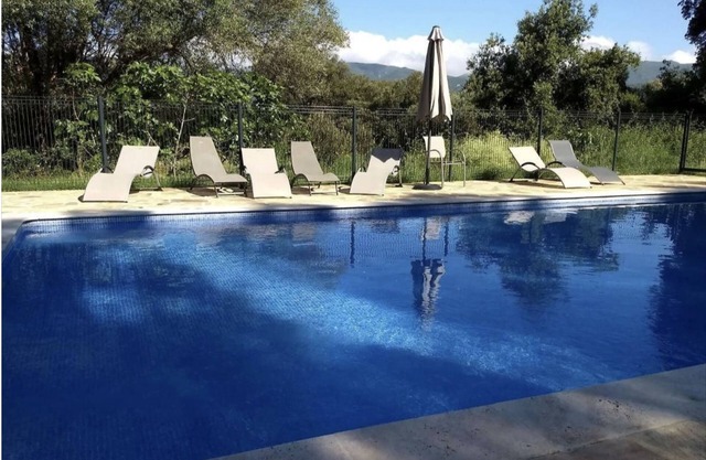 Quiet house with swimming pool