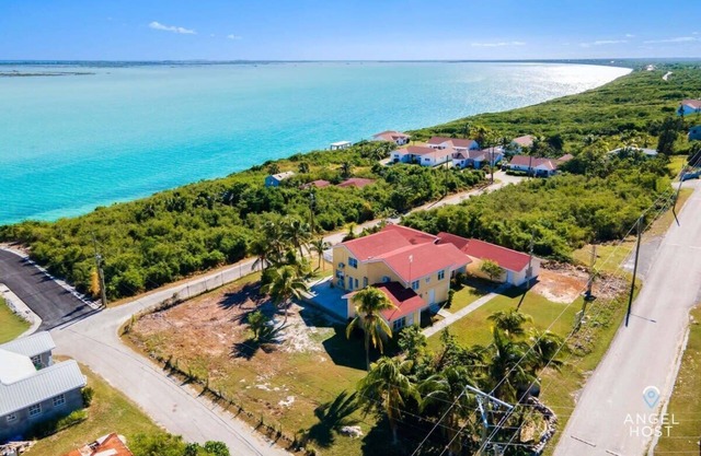 Quiet Lagoon Retreat, WiFi, Kitchen, Near Beaches
