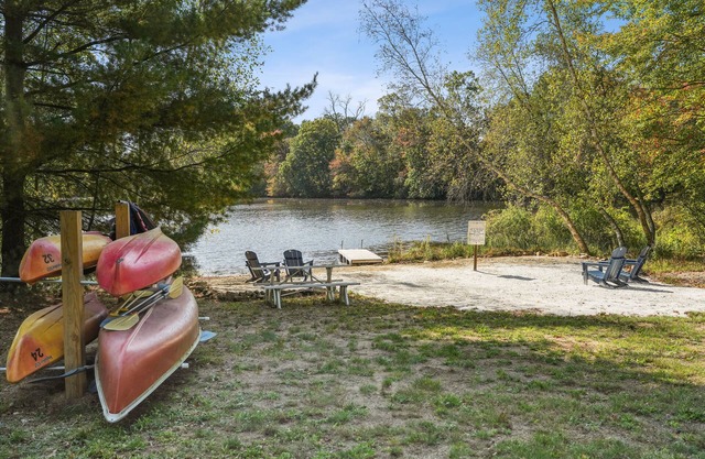 Quiet Lakeside Boho Home for Displaced, Relocating and Professional Families