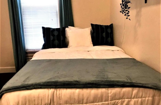 QUIET LITTLE STUDIO DOWNTOWN