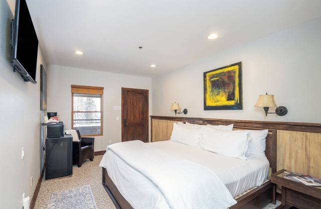 Quiet Lock-Off King Room in Mountain Village