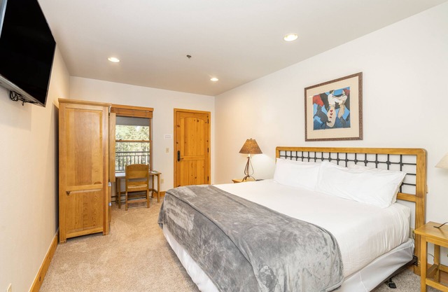 Quiet Lock-Off King Room in Mountain Village