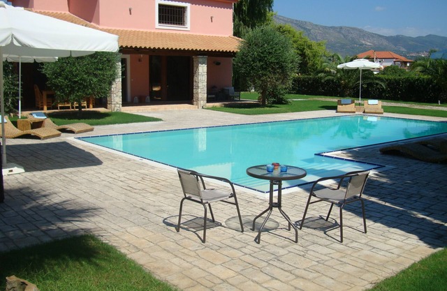 Quiet, luxury beach villa w/huge pool, 5 min's walk from the beach