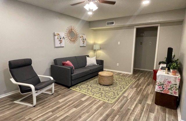 Quiet M Streets Condo w/King Bed 2mins from Santa Fe Trail