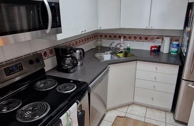 Quiet modern condo in Coal Harbour