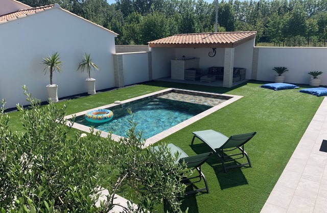 Quiet, modern villa with heated pool, terrace and pétanque court